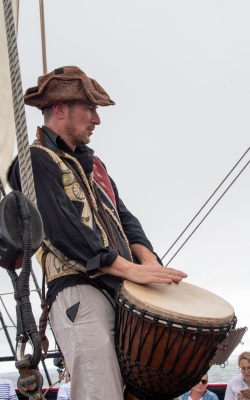 Musicien du groupe Pao Bran à bord de l'Etoile du Roy