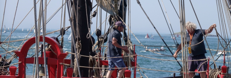L'équipage d'Etoile du Roy sur le gaillard, lors de la Semaine du Golfe 2025
